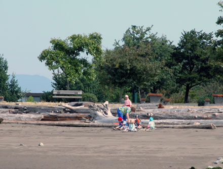 Garry Point Park - north facing view of southern beach, from the waterside