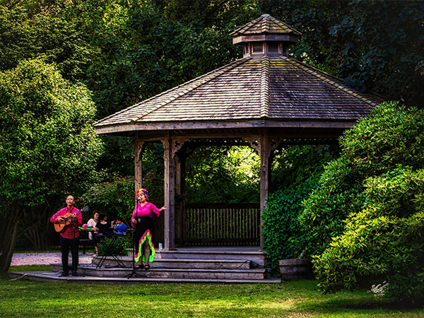 London Farm - musicians performing by the gazebo